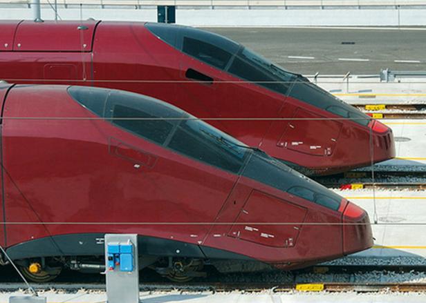 Zwei rote Hochgeschwindigkeitszüge stehen auf einem Abstellgleis.