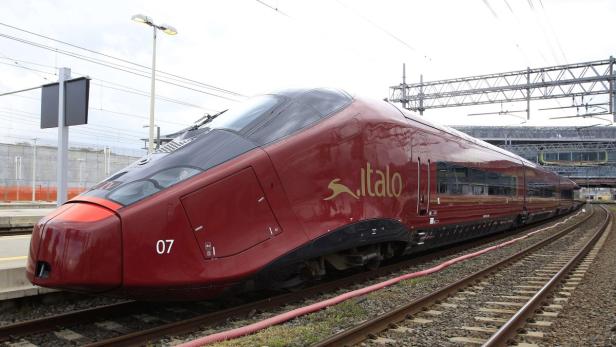 Ein roter Italo-Hochgeschwindigkeitszug auf einem Gleis.