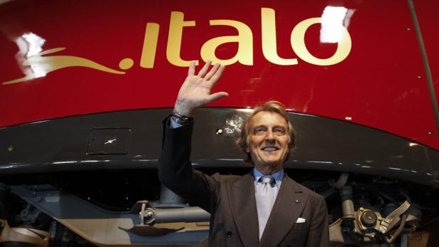 Ein Mann winkt vor einem Zug der italienischen Bahngesellschaft Italo.