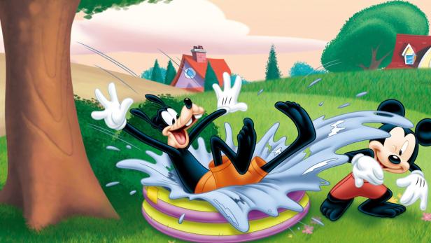Goofy planscht in einem Planschbecken, während Mickey Mouse daneben steht.