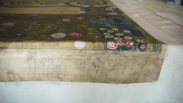 Detailansicht eines Gemäldes mit Blumenmotiven und handschriftlichen Notizen am Rand.