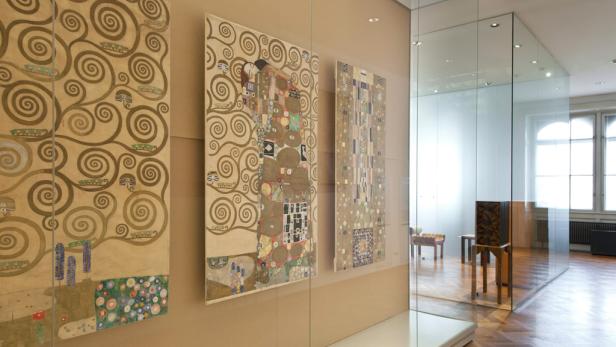 Gemälde von Gustav Klimt, darunter „Der Kuss“, in einem Museum ausgestellt.