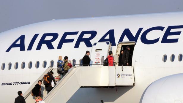 Passagiere steigen in ein Flugzeug von Air France.