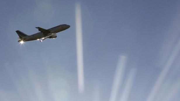 Ein Flugzeug von Air France steigt in den blauen Himmel auf.