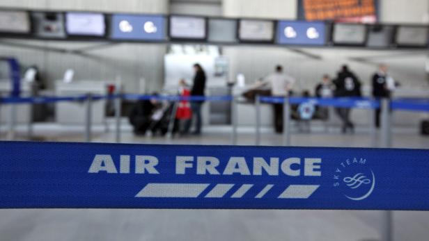 Ein blaues Absperrband von Air France in einem Flughafenterminal.