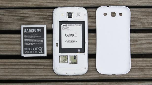 Ein geöffnetes Samsung Galaxy S3 mit herausgenommenem Akku und Gehäusedeckel.