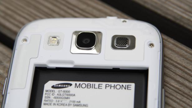 Die Rückseite eines weißen Samsung Galaxy S3 mit offenem Akkufach.