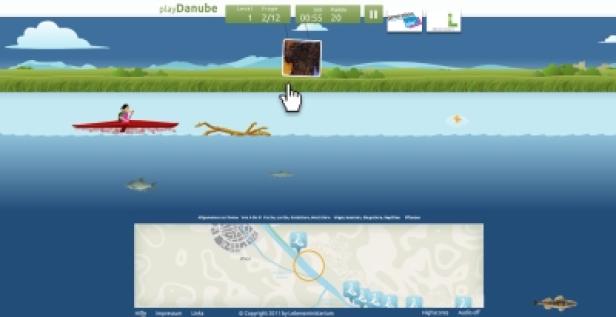 playDanube/Lebensministerium/Serious Game/Ovos Ein Screenshot des Spiels „playDanube“ mit einer Frau in einem roten Kanu.