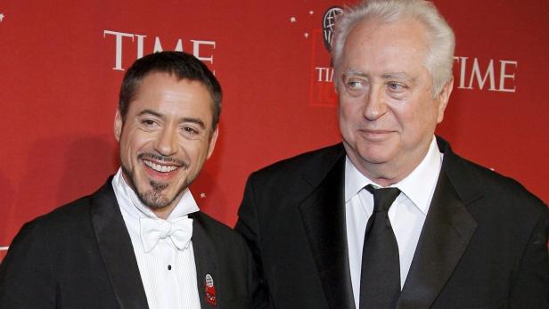 Robert Downey Jr. und Robert Downey Sr. posieren auf einem roten Teppich.