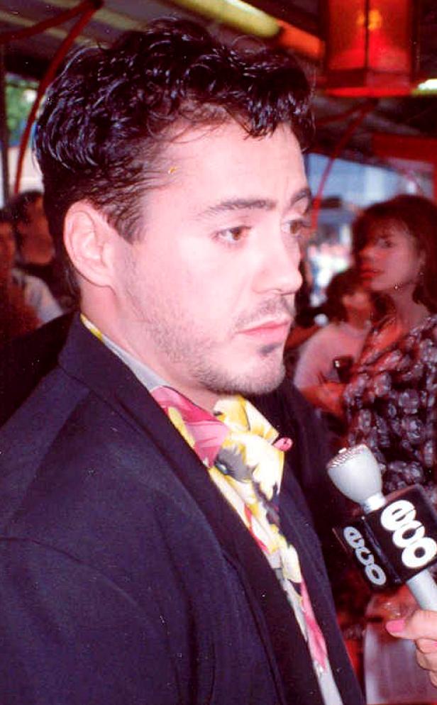 Robert Downey Jr. wird von einem Reporter interviewt.