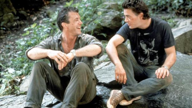 Mel Gibson und Robert Downey Jr. sitzen im Film „Air America“ beieinander.