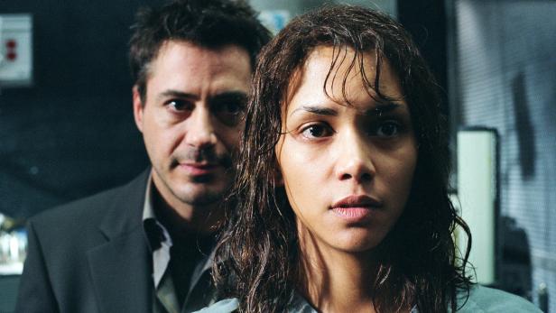 Halle Berry und Robert Downey Jr. in einer Filmszene.
