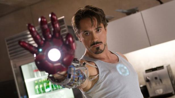 Robert Downey Jr. als Tony Stark mit einem Iron-Man-Handschuh in seiner Küche.