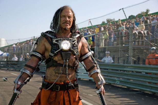Mickey Rourke als Ivan Vanko in „Iron Man 2“ auf einer Rennstrecke.