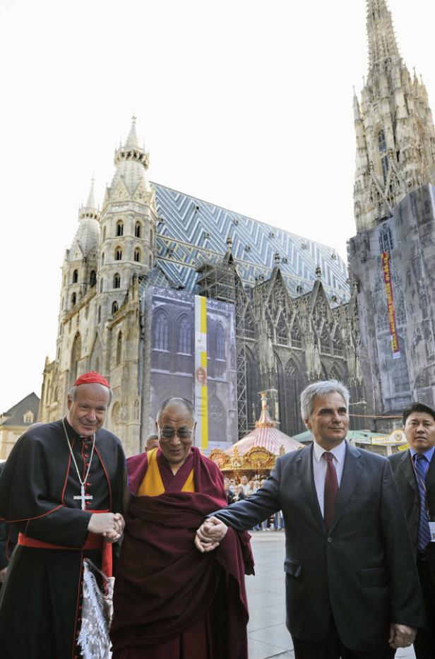 Der Dalai Lama geht mit Kardinal Christoph Schönborn und Michael Häupl vor dem Stephansdom in Wien.