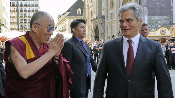Der Dalai Lama trifft eine unbekannte Person in Wien.