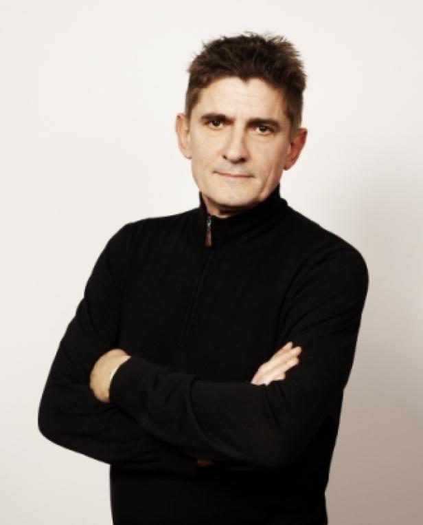 Peter Deisenberger, Inhaber und Creative Manager von Brainds (c: brainds/topf) Ein Mann mit verschränkten Armen vor einem weißen Hintergrund.