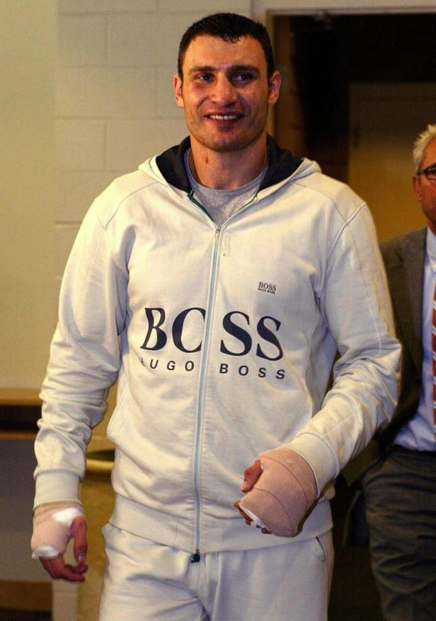 Wladimir Klitschko mit bandagierten Händen in einem Hugo Boss Trainingsanzug.