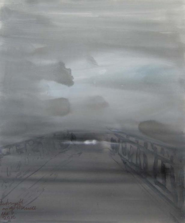 Eine monochrome Darstellung einer Brücke im Nebel.