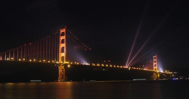 Die Golden Gate Bridge erstrahlt nachts in hellem Licht.