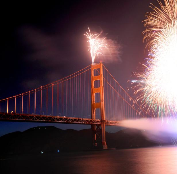 Feuerwerk über der Golden Gate Bridge in San Francisco.