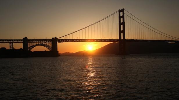 Die Golden Gate Bridge im Gegenlicht der untergehenden Sonne.