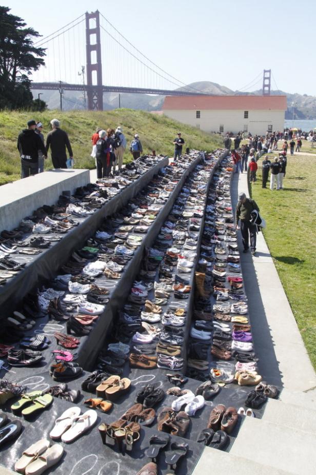 Eine Installation mit Hunderten von Schuhen vor der Golden Gate Bridge in San Francisco.