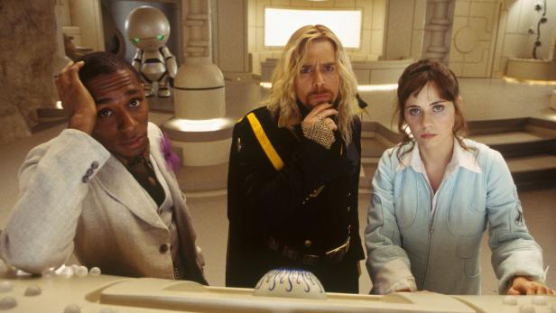 Mos Def, Martin Freeman und Zooey Deschanel in einer Szene aus dem Film „Per Anhalter durch die Galaxis“.