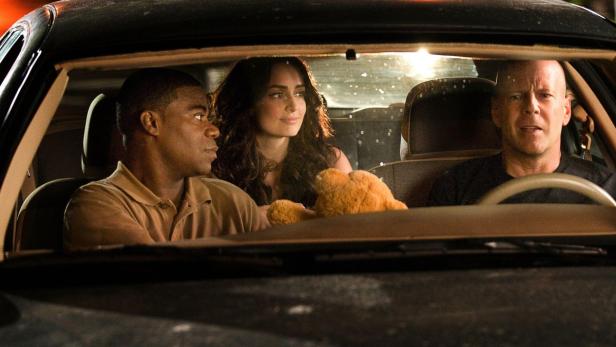 Bruce Willis, Tracy Morgan und Seána Kerslake sitzen in einer Szene aus dem Film „Cop Out – Geladen und…verpeilt“ in einem Auto.