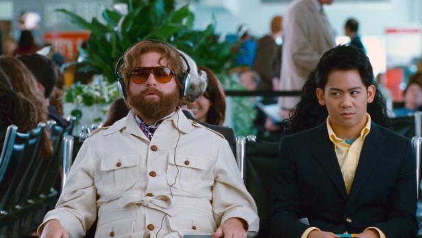 Zach Galifianakis und Ken Jeong sitzen im Film „Hangover 3“ in einem Wartebereich.