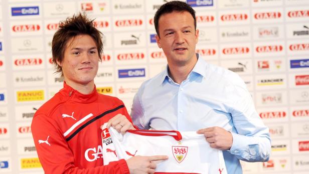 Zwei Männer posieren mit einem Trikot des VfB Stuttgart.