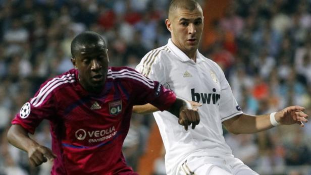 Zwei Fußballspieler während eines Spiels, darunter Karim Benzema im weißen Trikot.