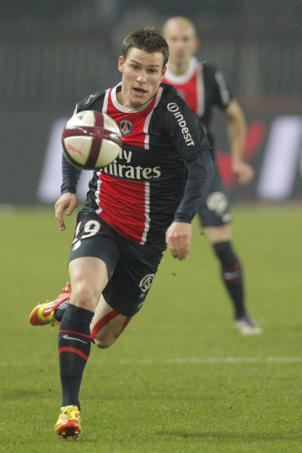 Ein Fußballspieler von Paris Saint-Germain mit der Nummer 19 am Ball.