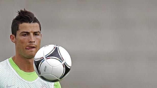 Cristiano Ronaldo jongliert mit einem Fußball.