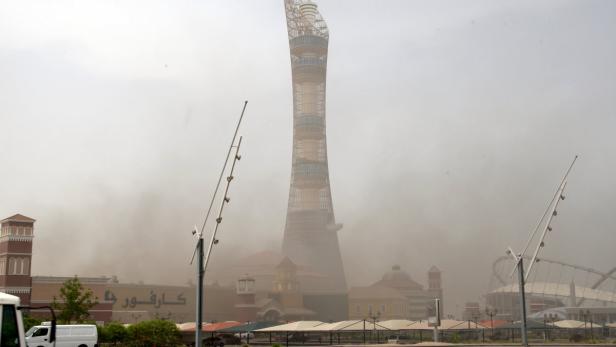 Der Aspire Tower und ein Carrefour-Markt sind während eines Sandsturms zu sehen.