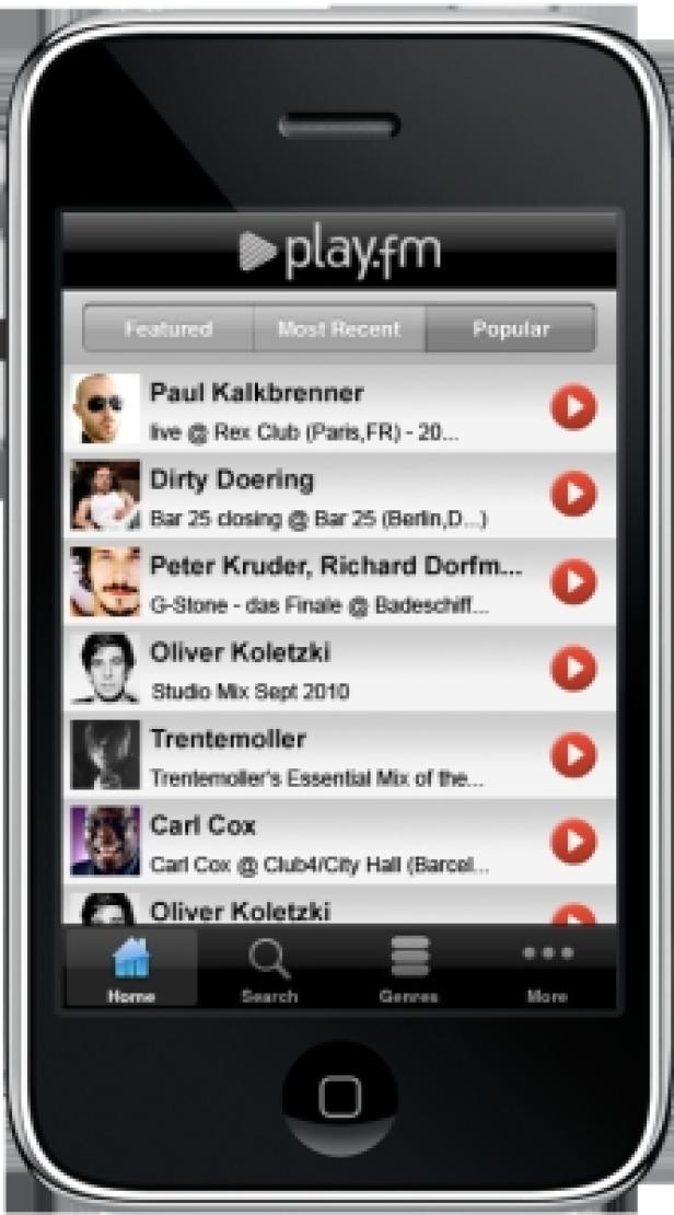 Play.fm/App/iPhone/Startseite Ein iPhone-Display zeigt die Play.fm-App mit einer Liste von DJs wie Paul Kalkbrenner und Carl Cox.
