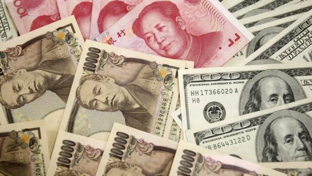 Verschiedene Geldscheine, darunter US-Dollar, japanische Yen und chinesische Yuan.