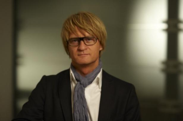 Jörg Spreitzer, CEO JWT Wien & Prag (c: jwt) Ein Mann mit blonden Haaren, Brille und Schal blickt in die Kamera.