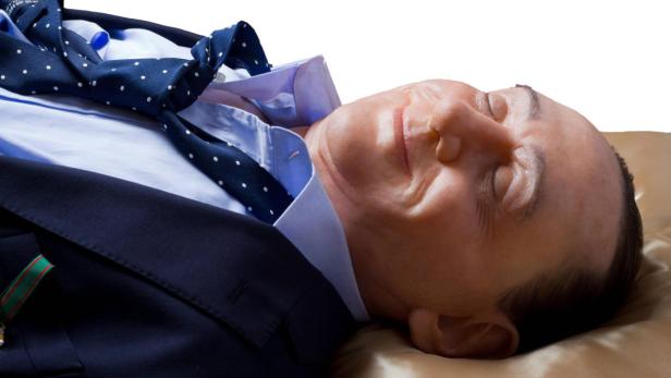 Silvio Berlusconi liegt im Sarg.