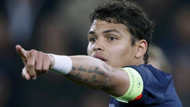 Ein Fußballspieler mit einer „No to Racism“-Armbinde zeigt mit dem Finger.