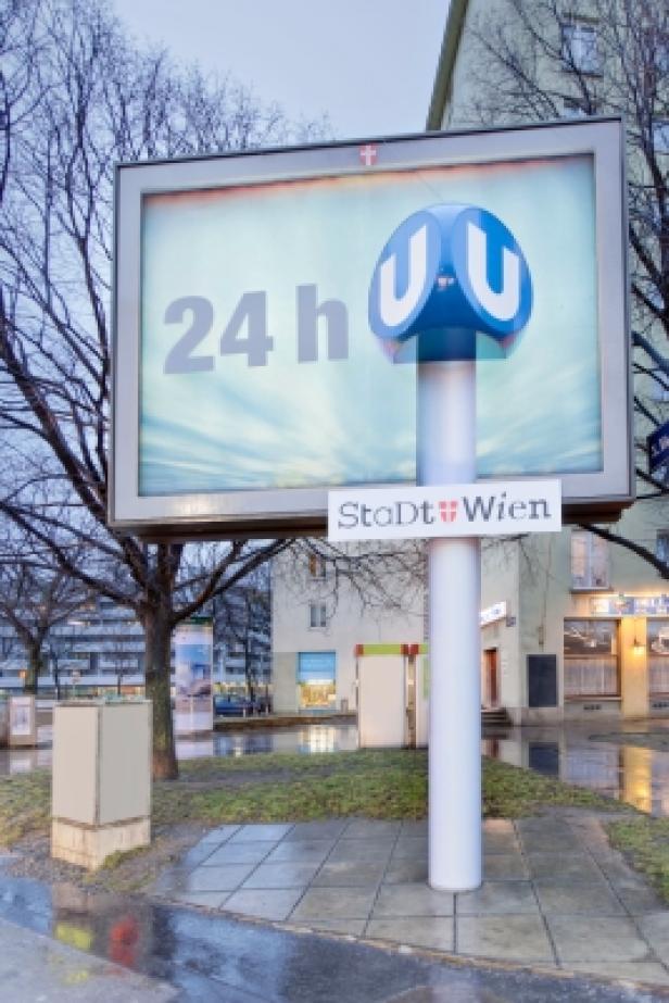 Ein Schild der Wiener U-Bahn mit dem Hinweis auf 24-Stunden-Betrieb.