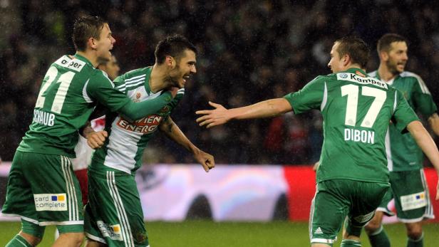 Fußballspieler von Rapid Wien feiern ein Tor.