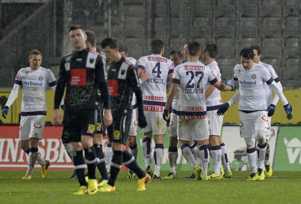 Fußballspieler während eines Spiels im Regen.