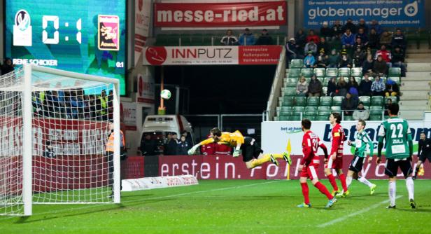 Ein Torwart hechtet nach dem Ball während eines Fußballspiels.