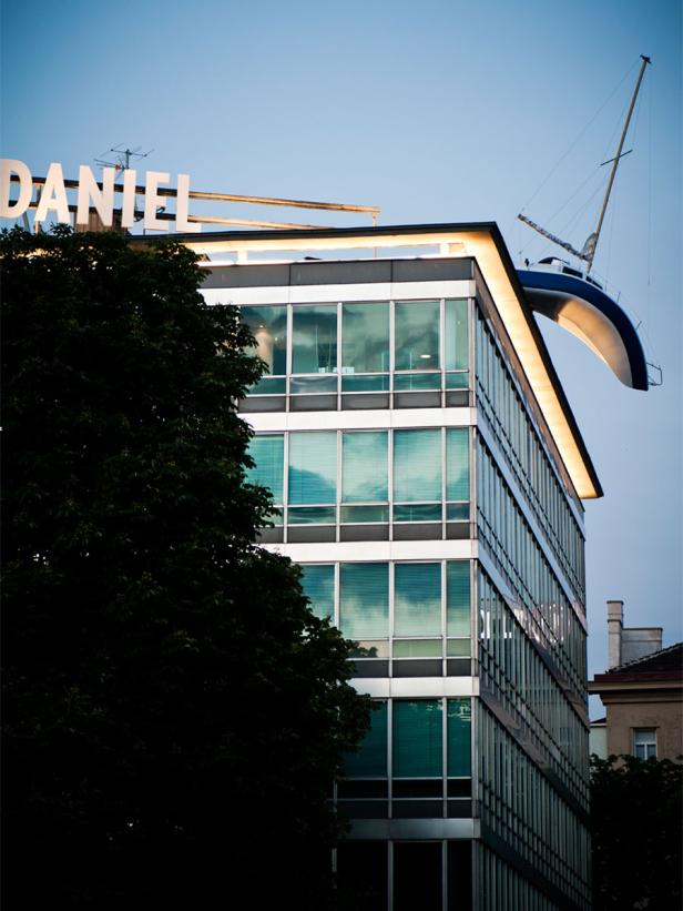 Das Hotel Daniel in Graz mit einem Segelboot auf dem Dach.