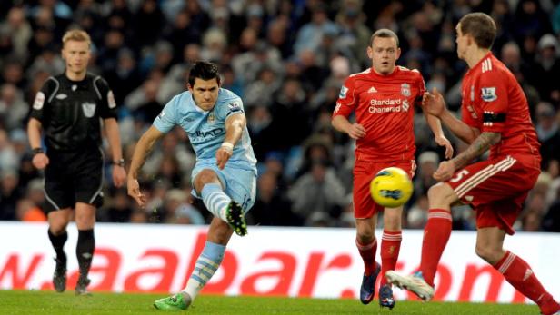 Sergio Agüero schießt den Ball während eines Fußballspiels.