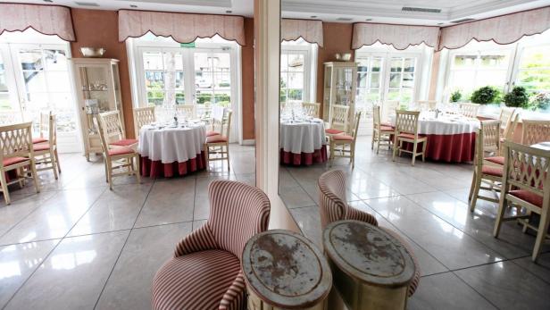 Ein elegant eingerichteter Speisesaal mit Tischen und Stühlen.