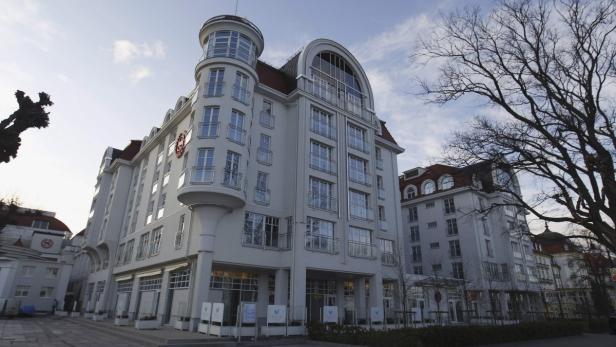 Das Sheraton Hotel in Sopot, Polen, an einem sonnigen Tag.