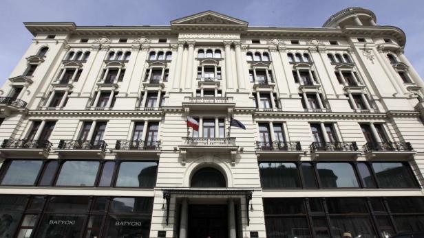 Das Hotel Bristol in Warschau mit der polnischen und der EU-Flagge.