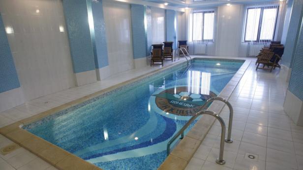 Ein Innenpool mit einem Mosaik des Logos von Schachtar Donezk auf dem Boden.